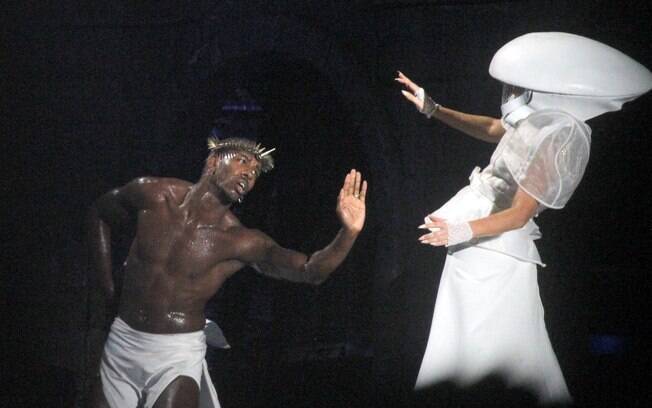 Lady Gaga ao cantar "Black Jesus"