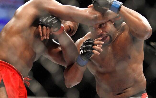 Momentos da luta entre Jon Jones e Daniel Cormier no UFC 182. Foto: Steve Marcus/Getty Images
