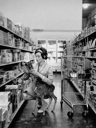 Audrey Hepburn e seu cervo de estimação, 1958.