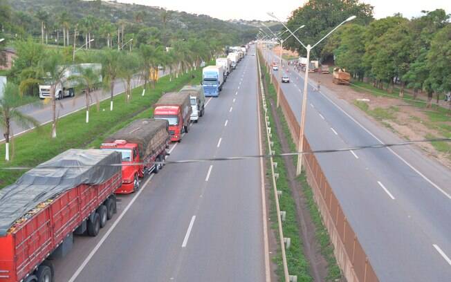 Caminhoneiros mantêm bloqueios de rodovias federais. Foto: Fotos Públicas