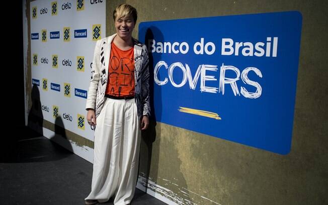 Maria Gadú com novo visual na coletiva de apresentação dos artistas que participarão do projeto 'Banco do Brasil Covers 2013'
