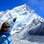 Karina Oliani apontando para o topo do Everest. Foto: Arquivo pessoal