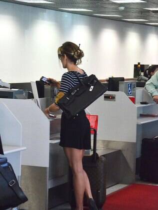 Deborah Secco mostra a boa forma usando saia curtinha