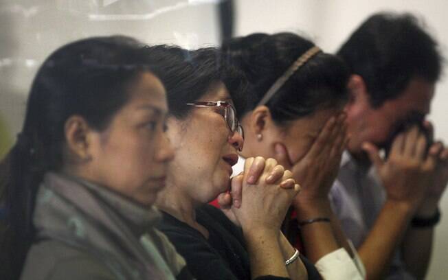 Familiares esperando as últimas notícias do voo desaparecido no Aeroporto Internacional de Surabaya. Foto: AP Photo/Thanassis Stavrakis