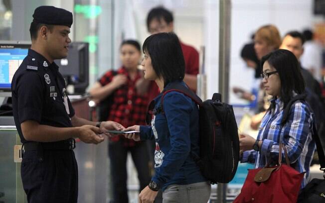 Parentes de passageiros do voo da Malaysia Airlines desaparecido aguardam por informação das buscas (9/3)
