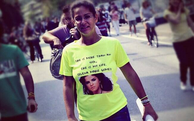 'Ela é mais do que um ídolo, ela é minha vida', diz camiseta de fã de Selena Gomez