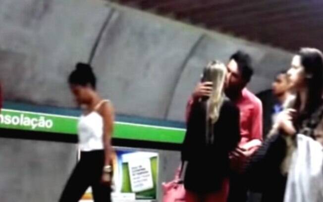 Homem beija mulher em estação do metrô de São Paulo para ensinar como pegar uma mulher desconhecida Homem beija mulher em estação do metrô de São Paulo para ensinar como pegar uma mulher desconhecida