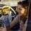 Kristen Stewart segura cópia de "No Caminho de Swann", primeiro volume de "Em busca do tempo perdido", de Marcel Proust. Foto: Divulgação
