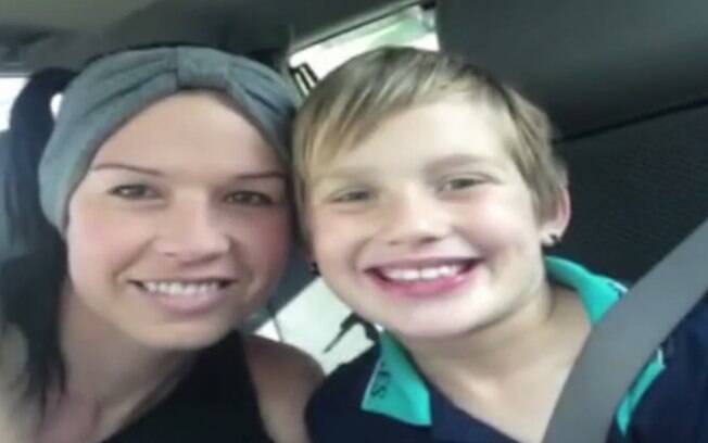 Milla e sua mãe em cena do video