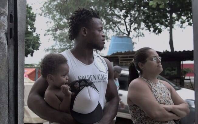 No país há três anos, Popole Misenga vive com o filho na favela Cinco Bocas