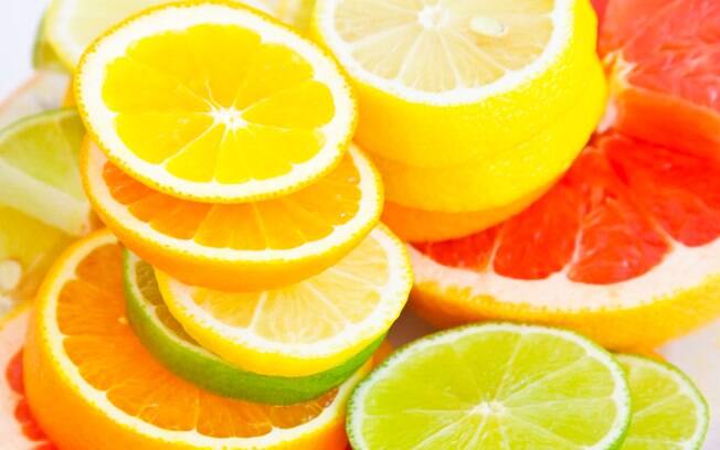 Laranja, limão e cítricos: conhecidas fontes de vitamina C, ajudam a retardar o processo de envelhecimento, pois agem contra os radicais livres. Foto: Getty Images