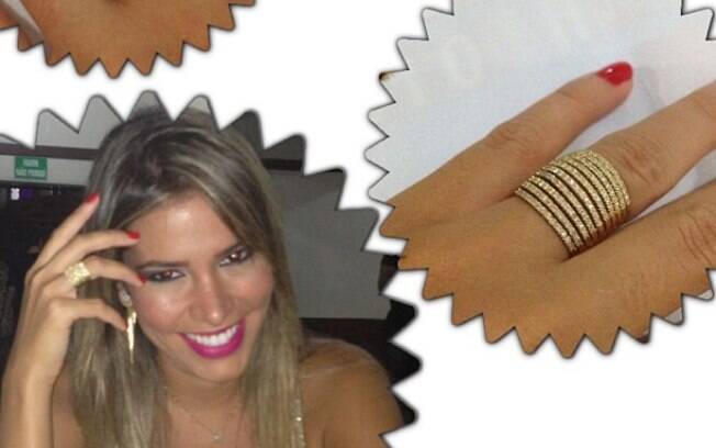 A ex-BBB Adriana publica foto do anel de noivado que ganhou de Rodrigão