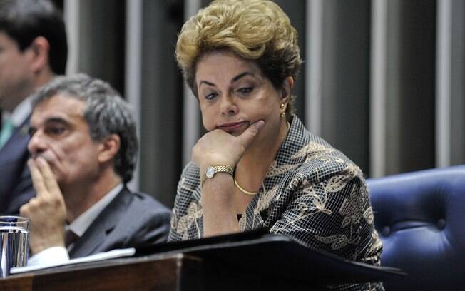 Mesa: advogado da presidente afastada, José Eduardo Cardozo e Dilma Rousseff durante julgamento do impeachment