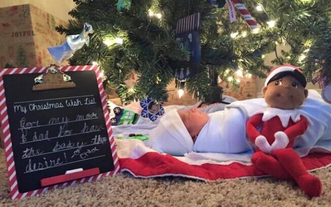 Já viu? Bebê foi colocado sob a árvore de Natal como presente para suas irmãs