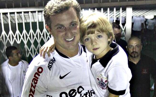 Luciano Huck passa a paixão pelo Corinthians aos filhos