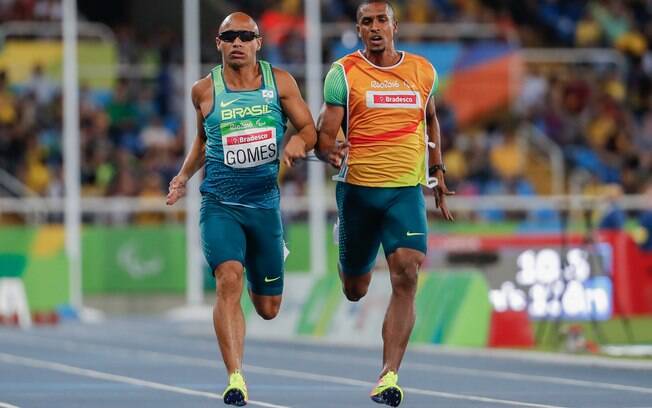 Felipe Gomes faz seu melhor tempo e se classifica para final dos 100m T11 Felipe Gomes faz seu melhor tempo e se classifica para final dos 100m T11