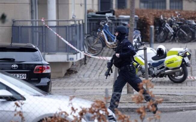 Policial armado corre perto da rua onde houve um ataque terrorista em um evento chamado 