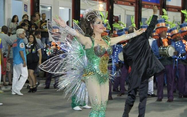 A atriz de 57 anos fez aulas de samba todos os dias para estrear como rainha da bateria