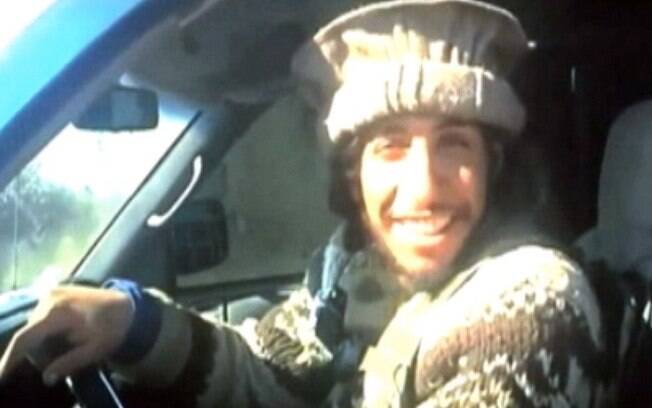 Abaaoud sorri em vídeo no qual leva corpos de vítimas do terrorismo a uma vala comum 