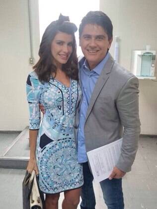 Carol Castelo Branco posa com César Filho nos bastidores da Record