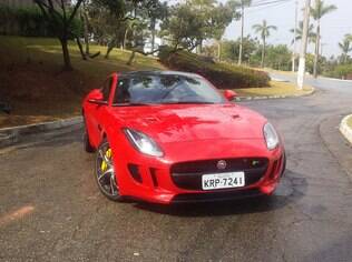 O Jaguar F-Type é bem civilizado, capaz de superar lombadas e valetas sem nem mesmo raspar a parte de baixo.