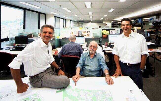 A direção do escritório é atualmente dividida entre a segunda geração dos Aflalo, Felipe (esq) e Roberto (dir), e Gian Gasperini, um dos fundadores