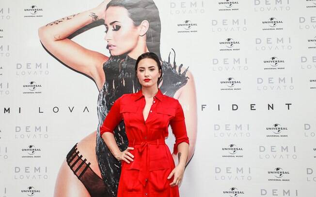 Demi Lovato ganha disco de diamante durante passagem pelo Brasil: 160 mil cópias vendidas