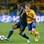 O sueco Rasmus Elm disputa bola com o inglês Glen Johnson. Foto: Getty Images