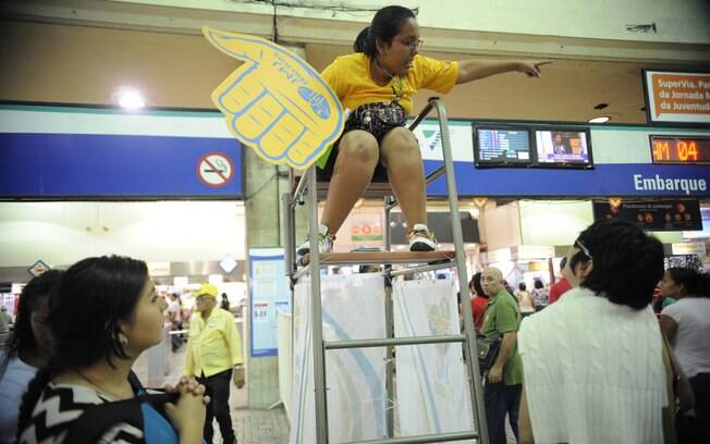 Voluntários da Jornada da Juventude orientam peregrinos nas estações de trem no Rio