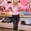 A modelo Elsa Hosk escolheu look com pegada esportiva: blusa amarela, moletom rosa, legging preta desbotada e tênis com spikes. Foto: Getty Images