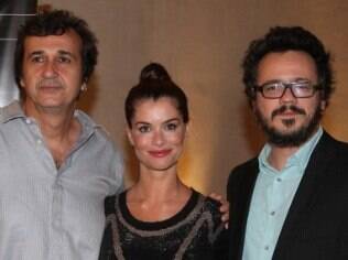 Alinne Moraes entre o diretor José Alvarenga Jr. e o colega de cena Danton Mello