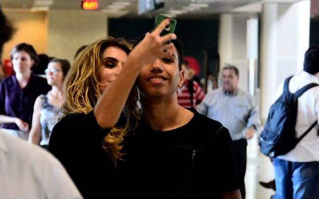 Deborah Secco faz selfie com fã e atende pedidos de fotos com outros tietes em aeroporto do Rio de Janeiro