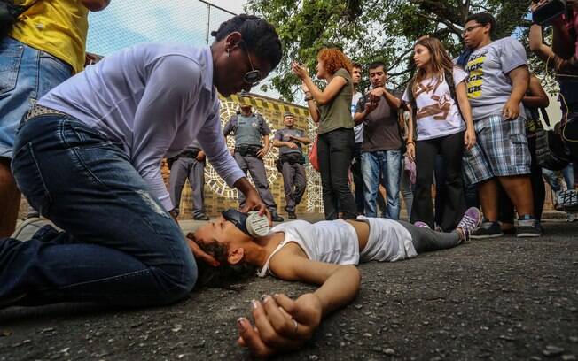 Adolescente passa mal após inalar spray de pimenta em frente ao Colégio Fernão Dias Paes, no bairro de Pinheiros, em São Paulo (SP)