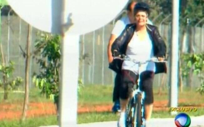 Dilma anda de bicicleta ao lado de dois seguranças
