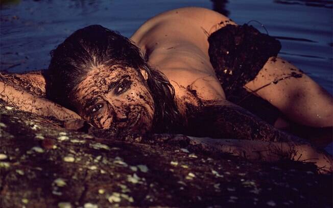 A atriz Sabrina Korgut posa nua em um lamaçal como Ophelia