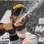 Piloto da McLaren festeja com champanhe no alto do pódio. Foto: AP