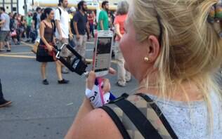 Com celular, médica faz cobertura "independente" de direita do protesto em SP