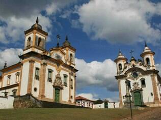 Em Mariana, as igrejas de São Francisco de Assis e de Nossa Senhora do Carmo ficam lado a lado
