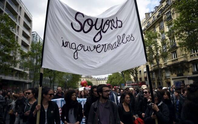 Franceses realizam protesto contra a reforma trabalhista imposta pelo presidente Hollande