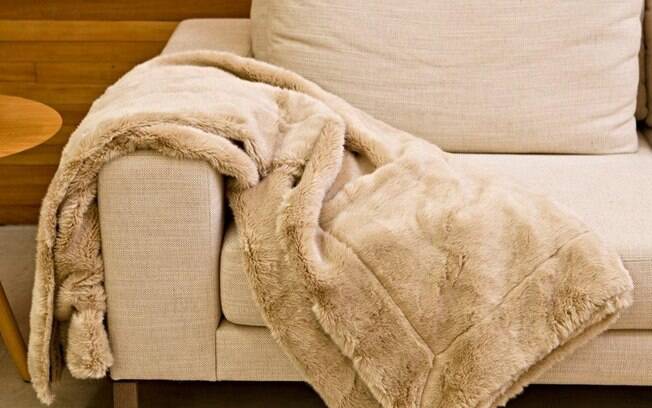 cobertor/manta no sofá