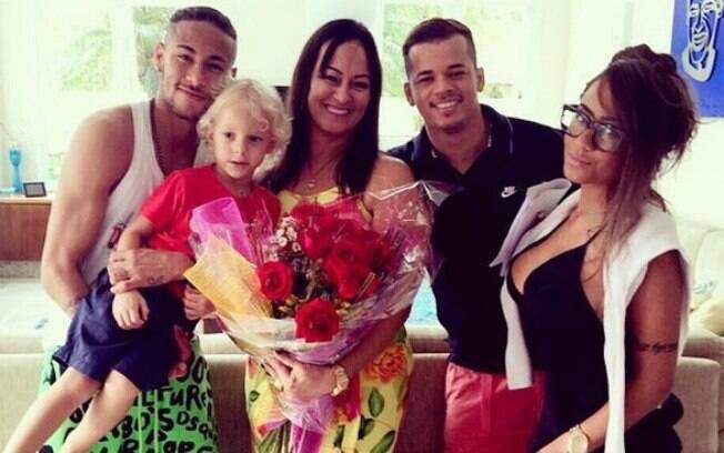 Neymar com a família reunida no Dia Internacional das Mulheres