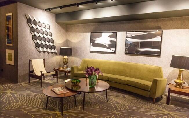 O Lounge Vintage foi planejado pelos arquitetos Antonio Ferreira Junior e Mario Celso Bernardes, que apostaram móveis das décadas de 1950 e 1960