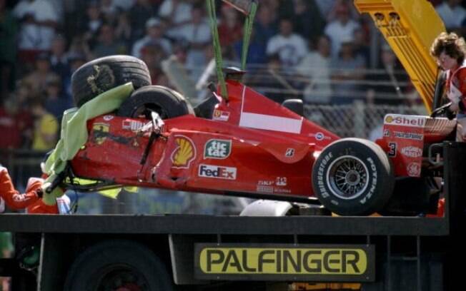 MIchael Schumacher quebrou a perna direita após acidente no GP da Inglaterra de 1999