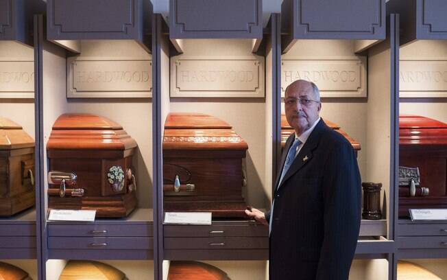 Louis Charbonnet, diretor de funerais de Nova Orleans, organizou dois serviços em que mortos são expostos como se estivessem vivos