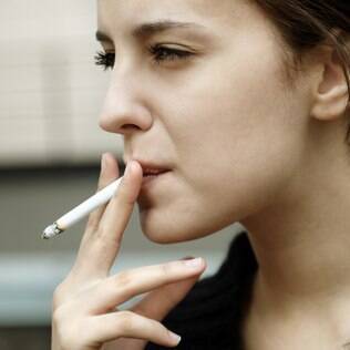 Fumar implica em receber uma dose maior de anestésicos, enquanto seria possível não deixar o corpo passar por esse estresse