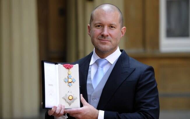Jonathan Ive, da Apple, recebeu uma medalha e o título de Sir nesta quarta-feira (23), em Londres