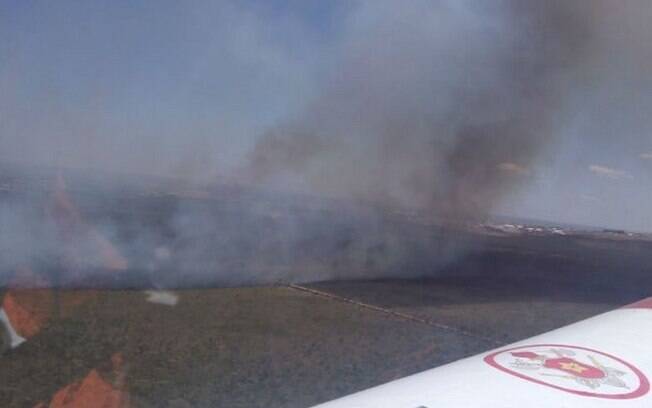 Aeronave tenta combater chamas em área atingida por queimada no mês passado