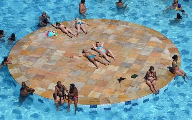 Populares aproveitam piscina do Sesc Belenzinho, em São Paulo, SP, nesta quarta-feira (29), devido ao forte calor