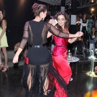 Paolla Oliveira dança em festa