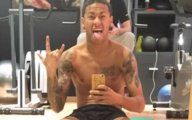 David Brazil fotografa Neymar sem camisa